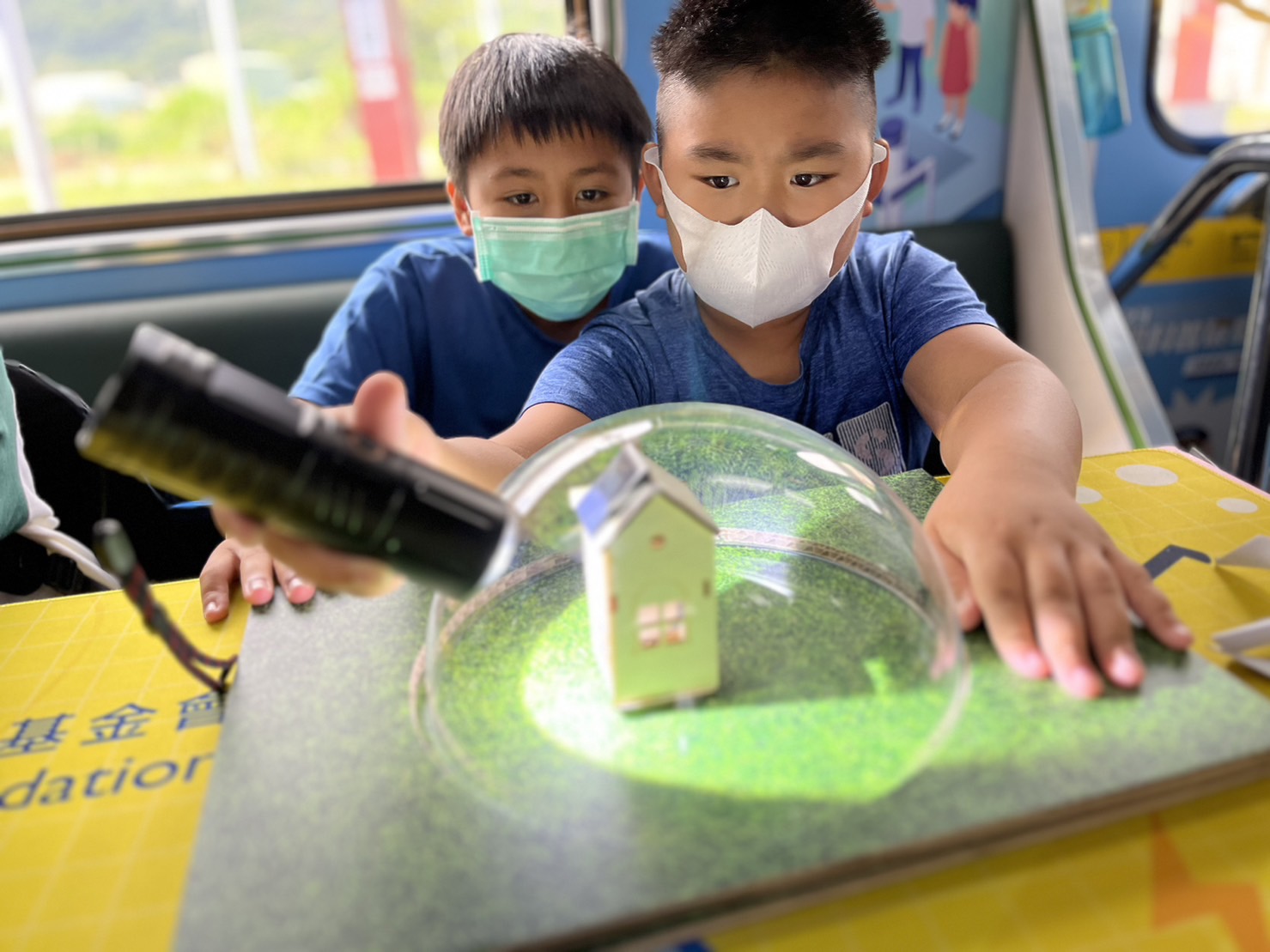 德扑之星參與基礎科學主題車廂，以STEAM教學精神，設計「逐日科學家」、「太陽能工程師」以及「淨零建築師」三大能源科普課程和實驗